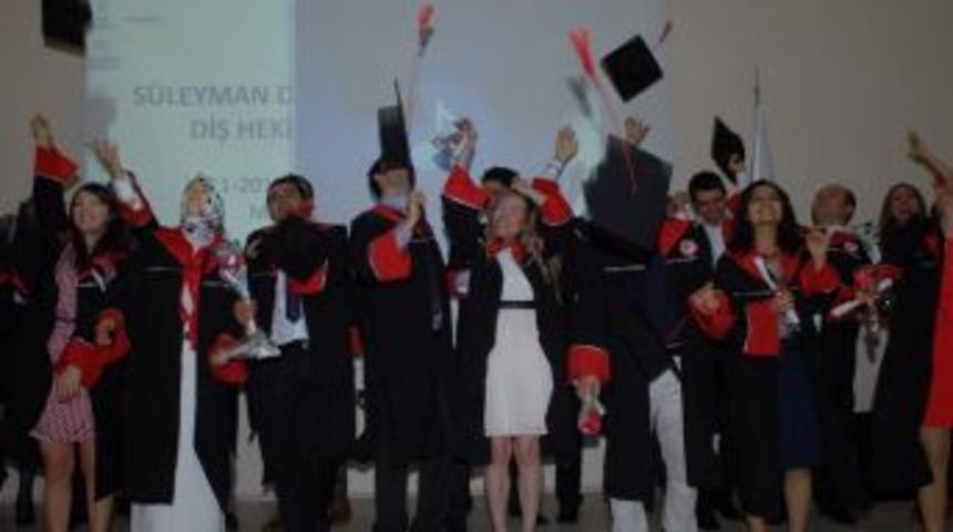 SD&Uuml; Diş Hekimliği Fak&uuml;ltesi'nden 33 Diş Hekimi Mezun Oldu