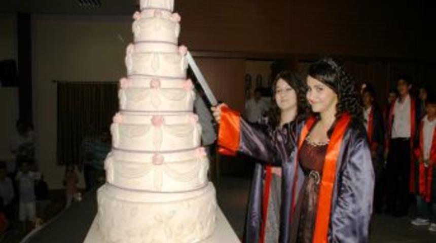 Toros Kaynak Koleji'nde Mezuniyet Coşkusu