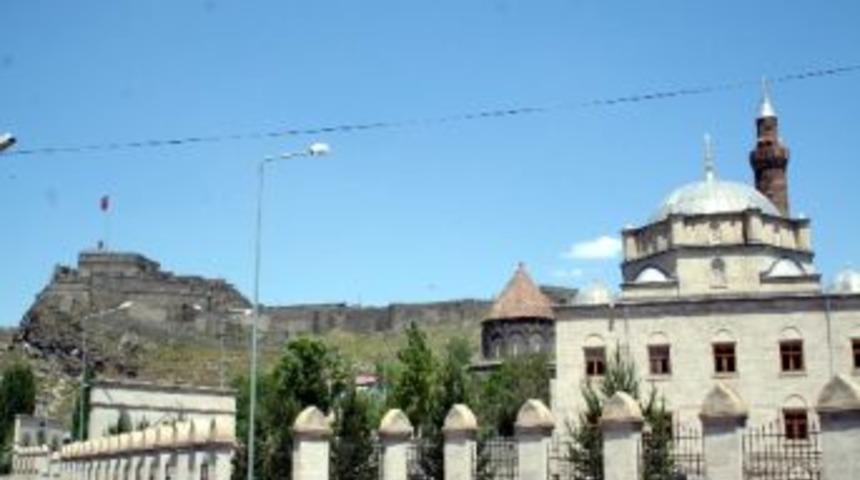 Kars Kalesi Ve K&uuml;mbet Camisine Ziyaret&ccedil;i Akını