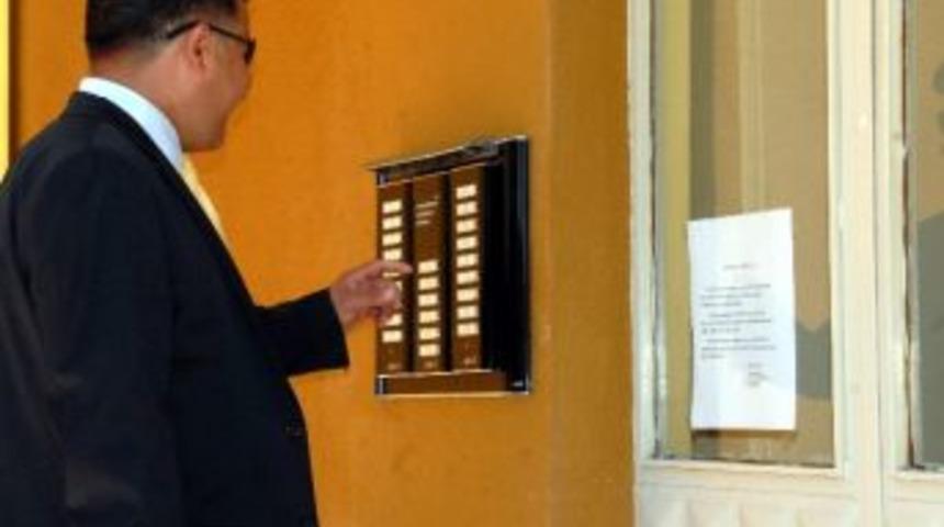 Polis 400 Kapıyı &Ccedil;aldı, &lsquo;kim O&rsquo; Diye Soran Olmadı