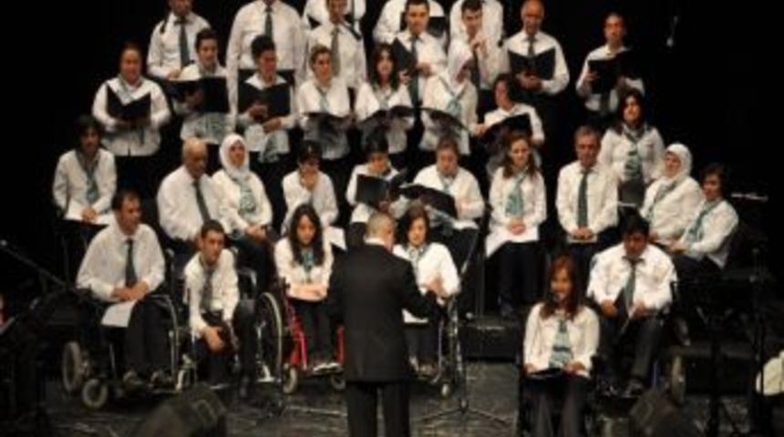 Sesleriyle Engelleri Aştılar