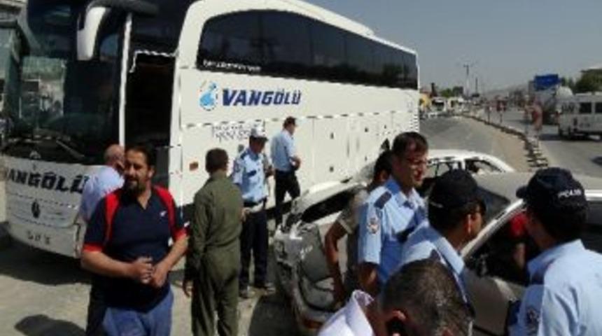 Van&rsquo;da Zincirleme Trafik Kazası, 4 Yaralı