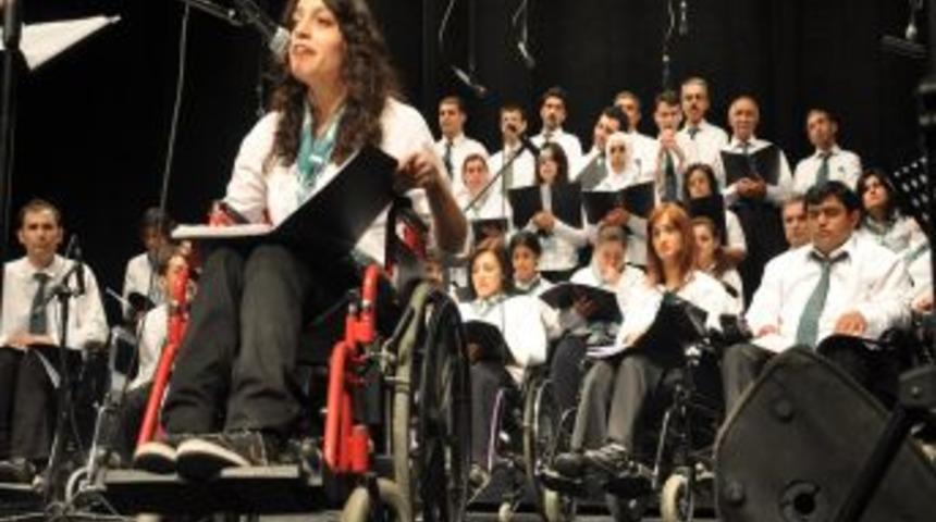 Sesleriyle Engellerini Aştılar