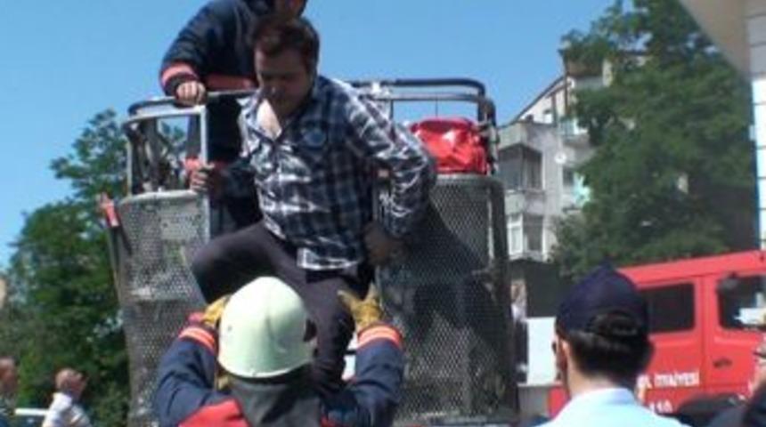 Yangında Mahsur Kalan Tekstil Iş&ccedil;ilerini Itfaiye Kurtardı