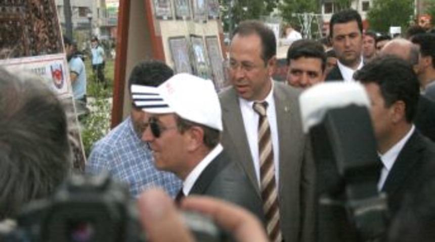 Atat&uuml;rk &Uuml;niversitesi Halıcılık Merkezi Hereke Halılarını Sergiliyor