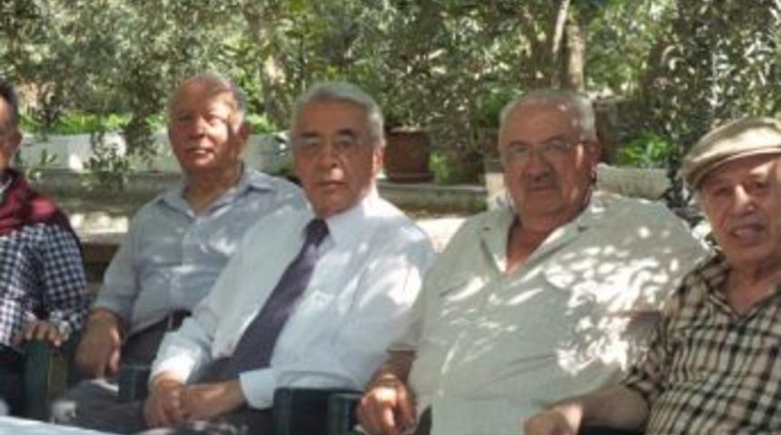 G&uuml;neş İznik&rsquo;te arkadaşları ile buluştu