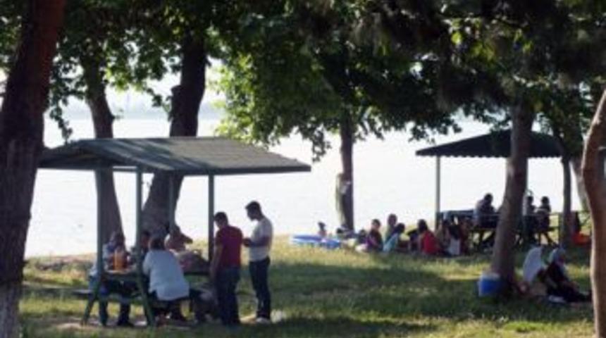 Sıcaktan bunalan kendini g&ouml;l sahiline attı