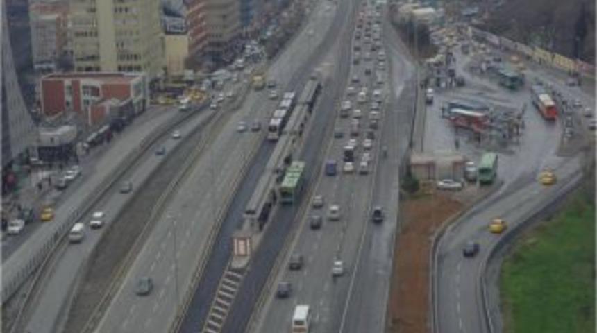 Mecidiyek&ouml;y Metrob&uuml;s İstasyonu'na Y&uuml;r&uuml;yen Merdiven
