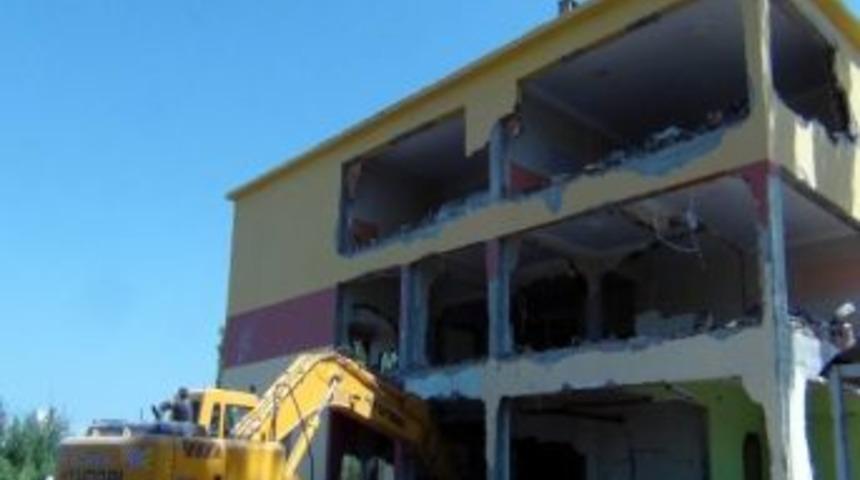 Erciş&rsquo;te Hasarlı Okul Yıkımını &Ouml;ğrenciler De İzledi