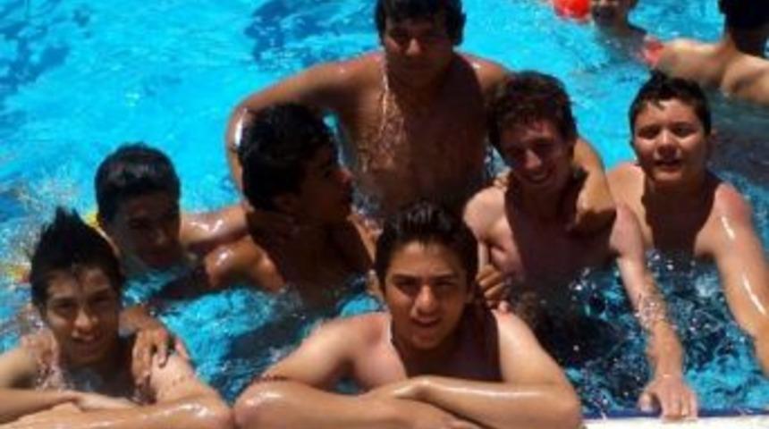 Aşırı Sıcaktan Bunalan Gen&ccedil;ler Havuzlara Akın Etti