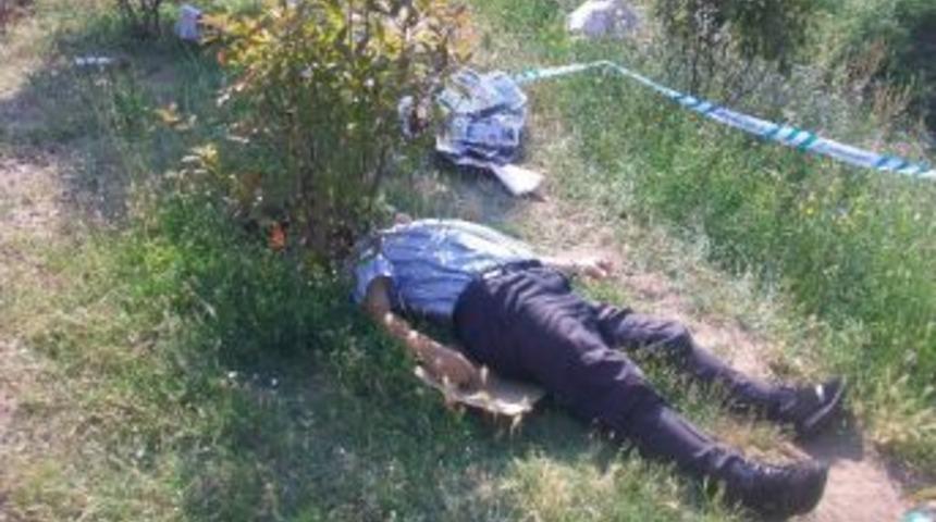 Yol Kenarında Erkek Cesedi Bulundu