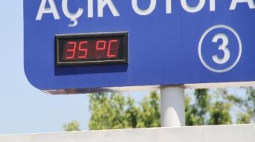 Sıcaktan Bunalan Oto Yıkamacıdan İlgin&ccedil; Serinleme Y&ouml;ntemi