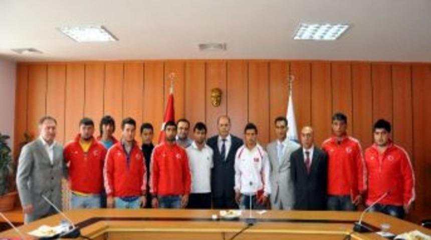 Ka&uuml; Rekt&ouml;r&uuml; Başarılı Sporcuları &Ouml;d&uuml;llendirdi