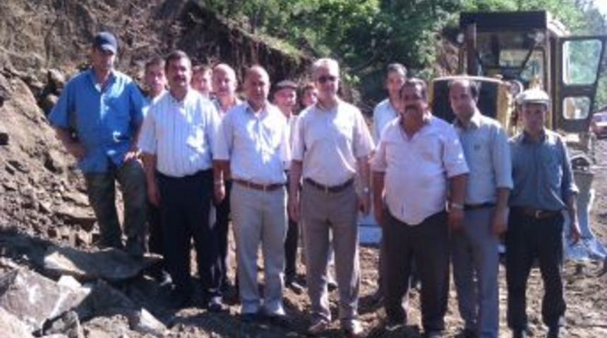 Erbaa Kaymakamı &Ccedil;akır, &Ccedil;atalan K&ouml;y&uuml; Yol &Ccedil;alışmalarını Inceledi