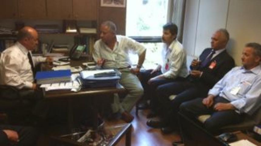 &Ccedil;aylı Ve Tom, Kahveci&rsquo;yi Ziyaret Etti