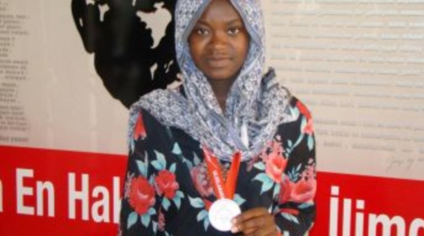 &Ouml;zel Feza Berk &Ouml;ğrencisi T&uuml;rk&ccedil;e Olimpiyatları'nda G&uuml;m&uuml;ş Madalya Aldı