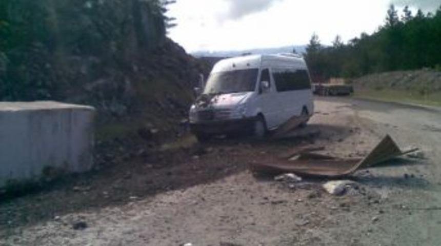 Mermer Yüklü Tır Dehşet Saçtı: 3 Yaralı