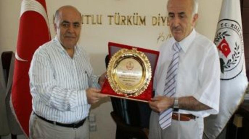 Eğitime Destek Veren Cumb&uuml;ş Ailesine Plaket