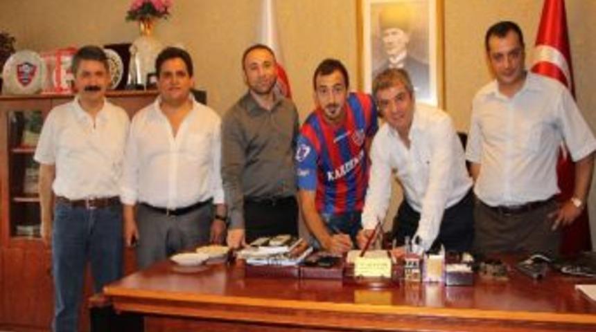 Karab&uuml;kspor, Ahmet İlhan &Ouml;zek İle 3 Yıllık S&ouml;zleşme İmzaladı