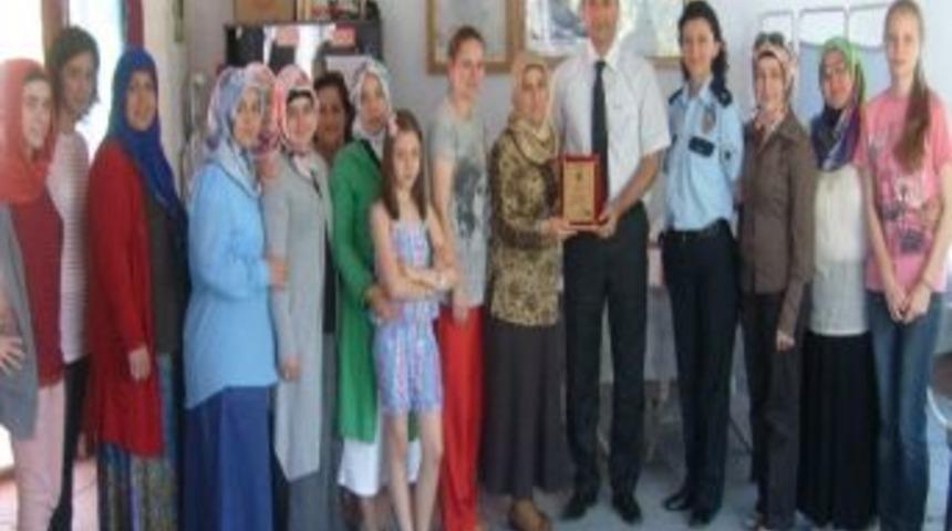 Ko&ccedil;ak&rsquo;dan Halk Eğitim Kursu &Ouml;ğrencilerine Plaket