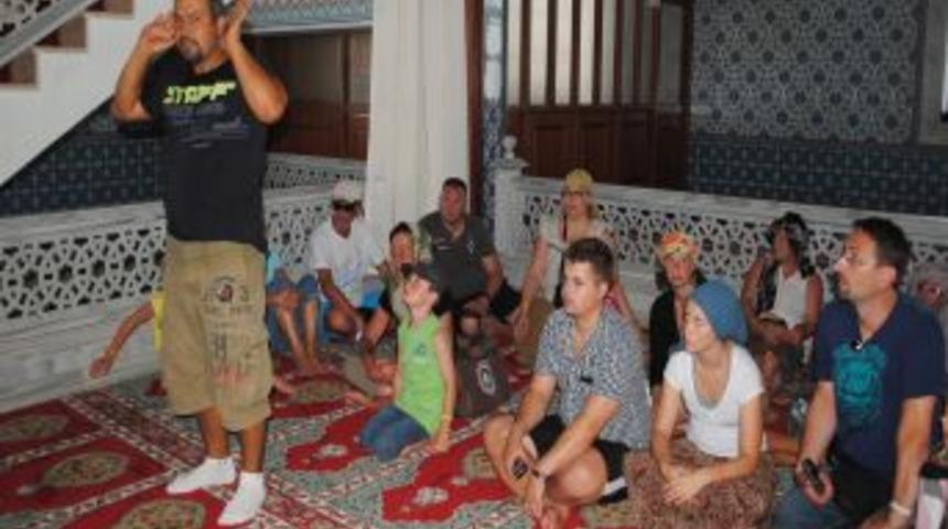 K&uuml;lliye Camii'ni Ziyaret Eden Turistler İslam Dini Hakkında Bilgi Sahibi Oluyor
