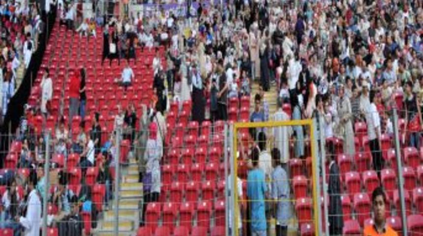 Vatandaşlar, T&uuml;rk&ccedil;e Olimpiyatları I&ccedil;in Arena'da Yerini Almaya Başladı