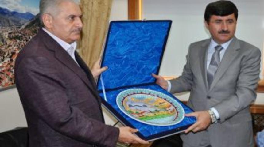 Bakan Yıldırım Ikram Etti, TRT Genel M&uuml;d&uuml;r&uuml; Şahin Dağıttı