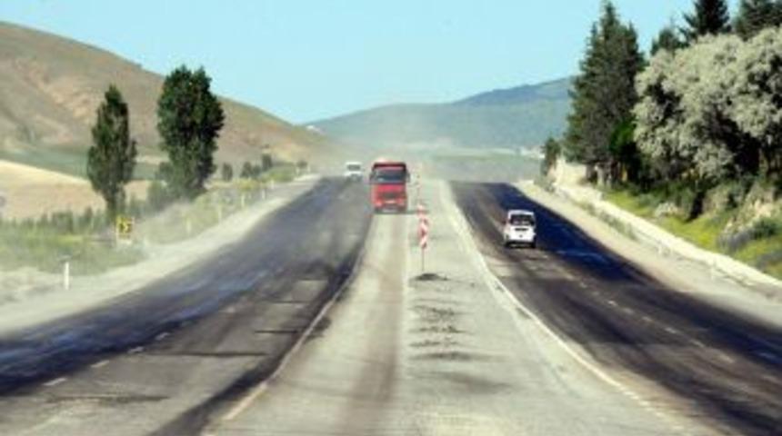 Yozgat&rsquo;ta Şehirler Arası Yoldaki Bozukluklar Kazalara Davetiye &Ccedil;ıkartıyor