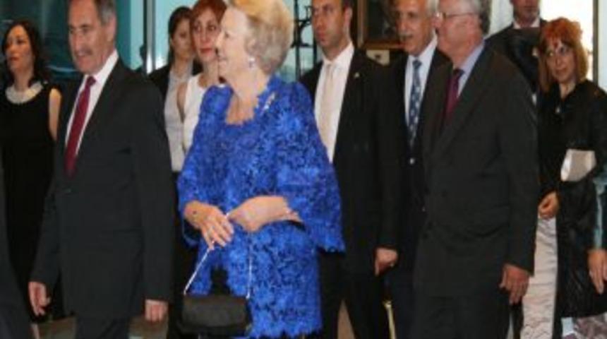 Nederlands Dans Theater 2 G&ouml;sterisi Krali&ccedil;e Beatrix'in Katılımı Ile Ger&ccedil;ekleşti