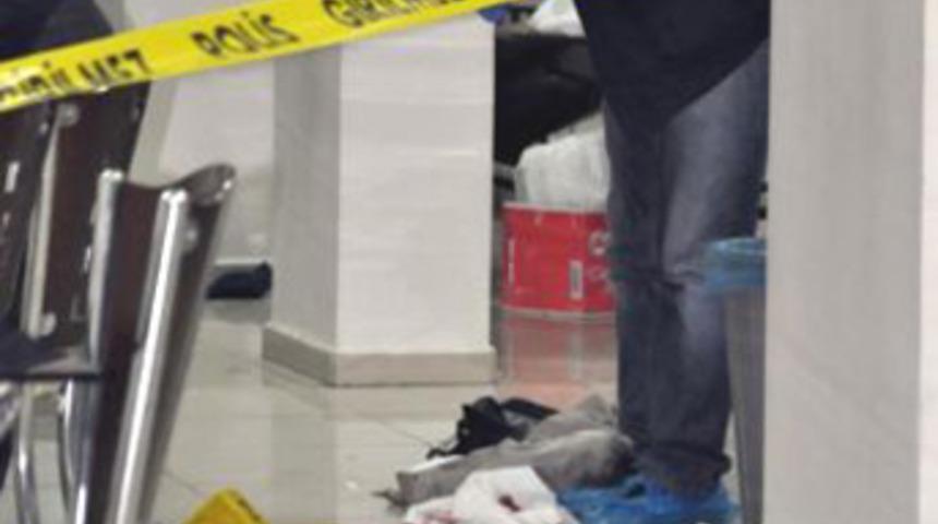 Lokantada yemek yerken başından vuruldu