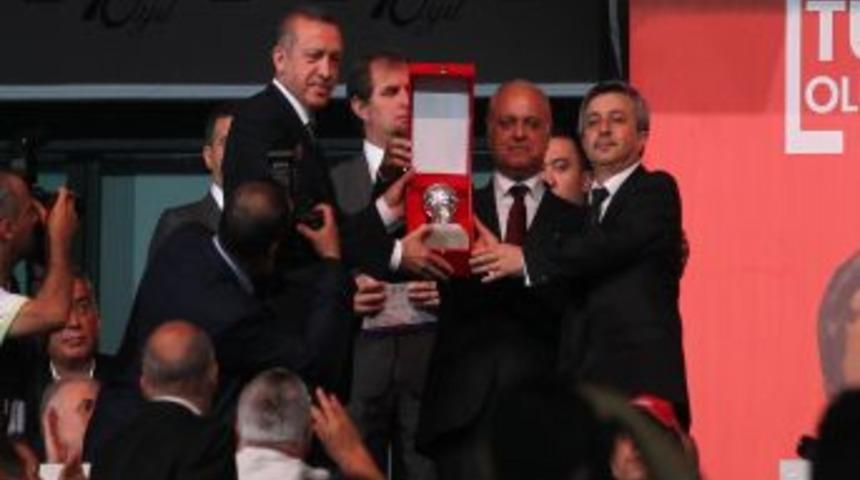 10. T&uuml;rk&ccedil;e Olimpiyatları &Ouml;zel &Ouml;d&uuml;l&uuml;, Başbakan Erdoğan&rsquo;a