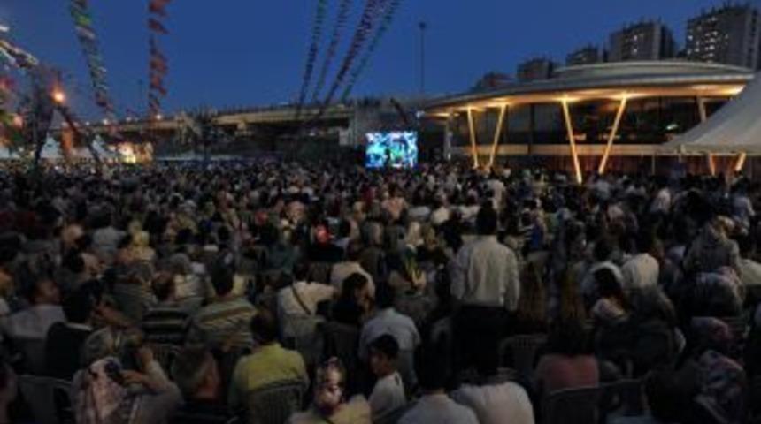 T&uuml;rk&ccedil;e Sevgisi, Arena'nın Dışına Taştı