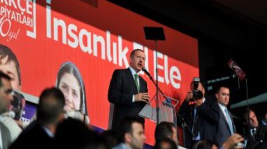 Erdoğan: T&uuml;rk Okullarında G&ouml;rev Yapan &Ouml;ğretmenleri Alınlarından &Ouml;p&uuml;yorum