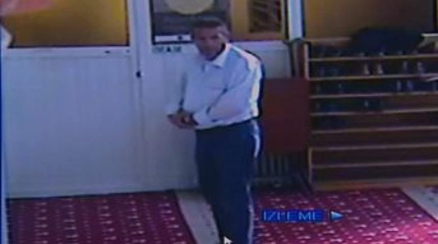 Namaz Kılma Numarası Yapıp Ayakkabıları &Ccedil;aldı