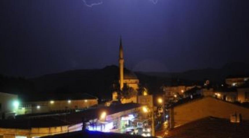 Urgup&rsquo;te Şimşeklerin G&ouml;ky&uuml;z&uuml;nde Dansı