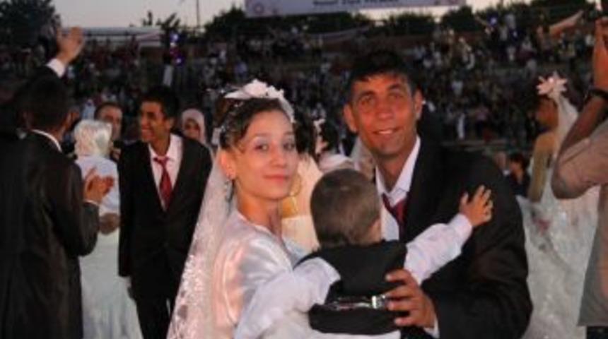 Roman &Ccedil;iftler Toplu Nikah T&ouml;reniyle Mutluluklarını Pekiştirdi