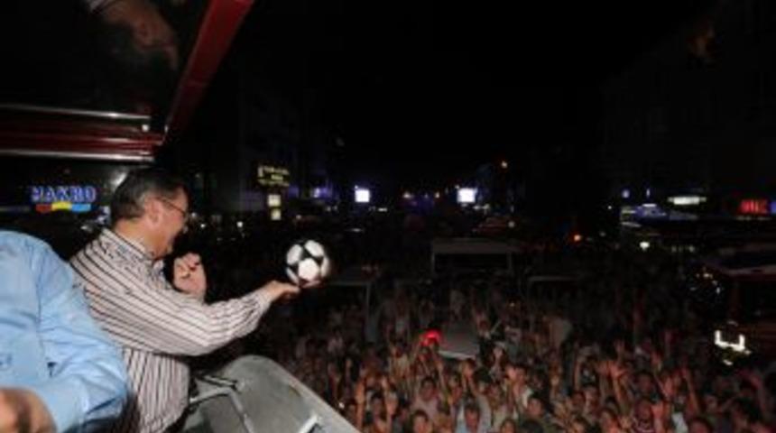 Kutsi, Şarkılarını Mamaklı Hayranları Için Seslendirdi