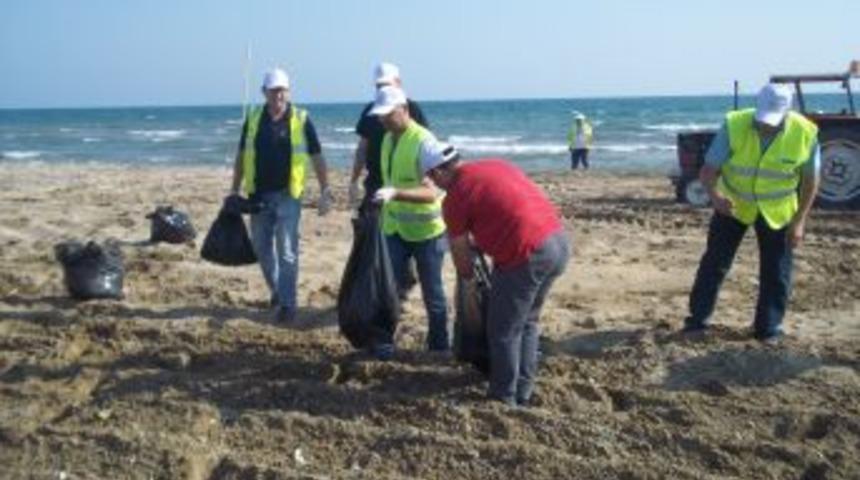 Santral &Ccedil;alışanları Burnaz Sahilini Temizledi