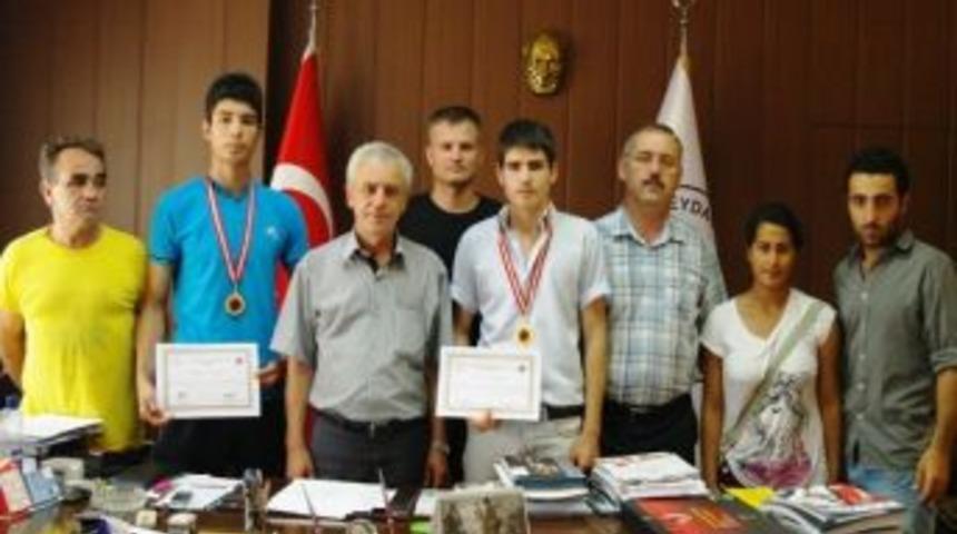 Şampiyonlardan Başkan Şent&uuml;rk&rsquo;e Ziyaret