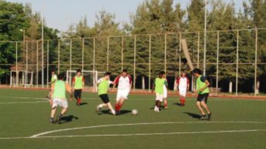 Polisler, Yabancı &Ouml;ğrencilerle Top Koşturdu