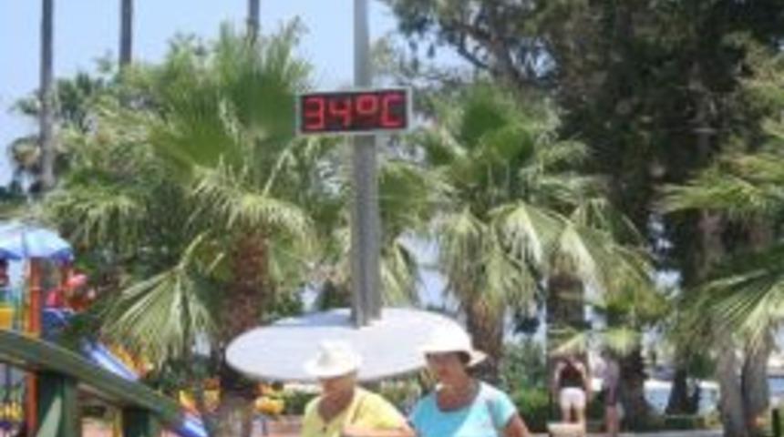 Antalya&rsquo;da Turistler Plajları Doldurdu