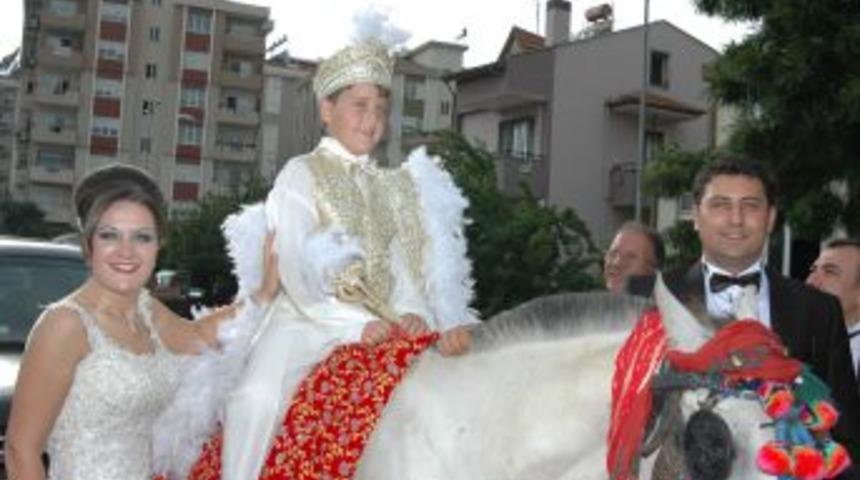 K&uuml;&ccedil;&uuml;k Bora erkekliğe ilk adımını attı