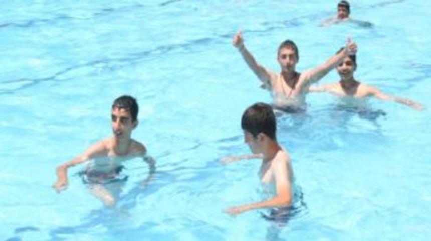 Silvan'da &Ccedil;ocuklar Park Ve Havuzlara Akın Etti