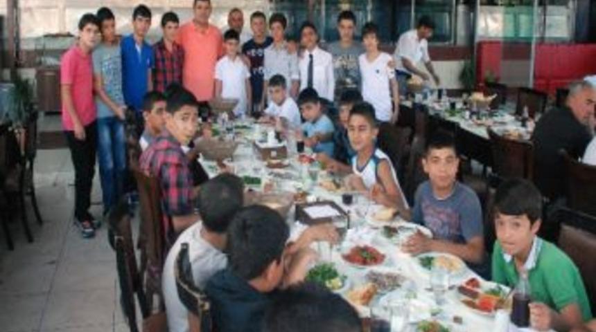 Gen&ccedil; Kaplanlar Şampiyonluğu Kutladı