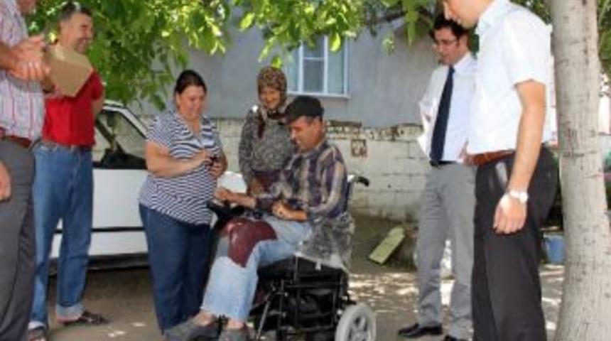Bergama Belediyesi&rsquo;nden Engelli Vatandaşa Ak&uuml;l&uuml; Sandalye