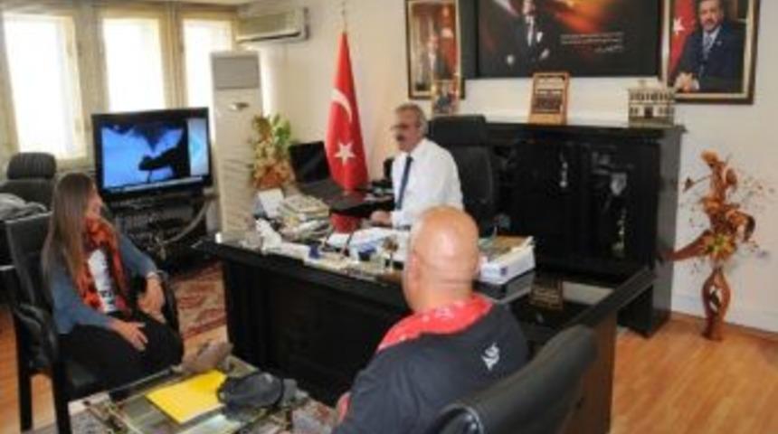 D&uuml;nya Rekortmeni Erc&uuml;men Vali Karaloğlu&rsquo;nu Ziyaret Etti