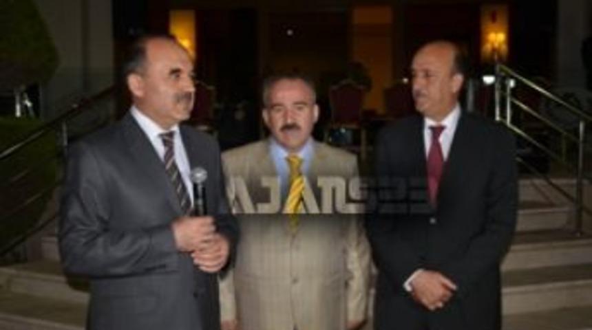 Vali'den Ak Parti sloganı!