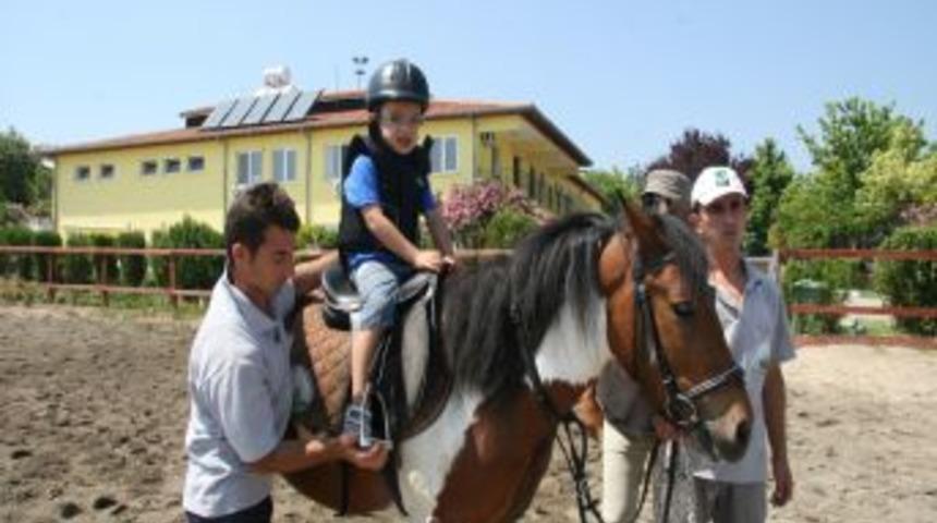 Otistik &Ccedil;ocuklar Ata Binerek Terapi Oldu