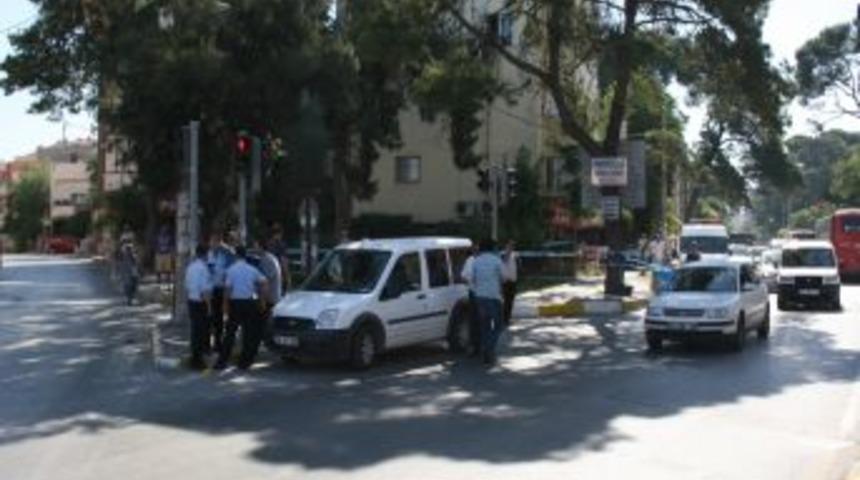 Minib&uuml;s&ccedil;&uuml;lerin Silahlı Kavgasında Yoldan Ge&ccedil;en Kişi &Ouml;ld&uuml;