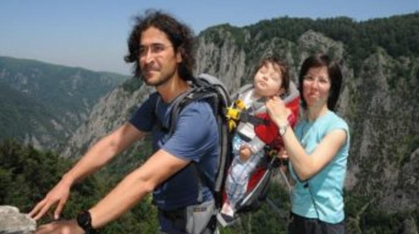 9 Aylık Atlas Bebek Dağcıların Y&uuml;r&uuml;y&uuml;ş&uuml;ne Katıldı